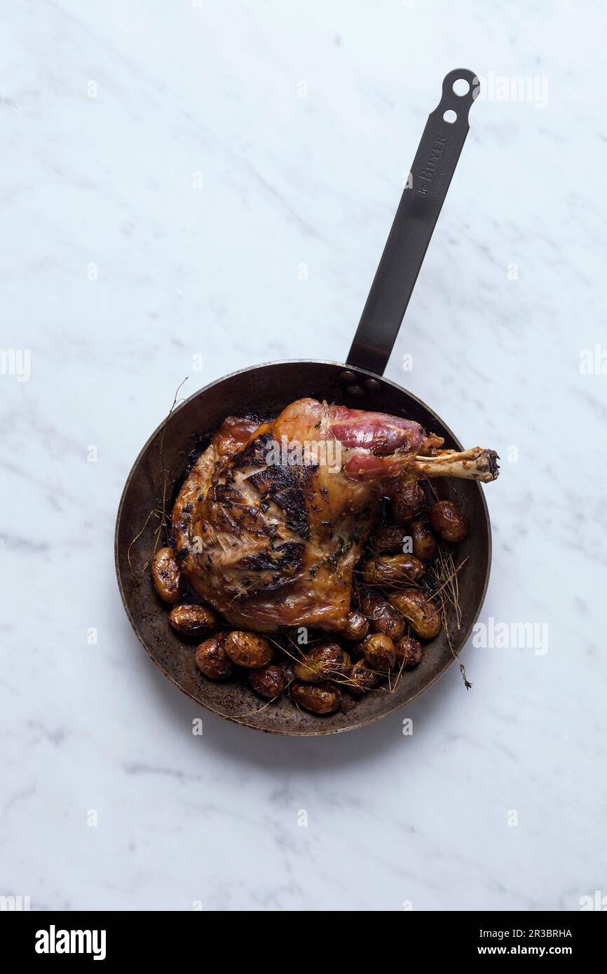 Rôtir l'épaule d'agneau avec les pommes de terre Banque D'Images
