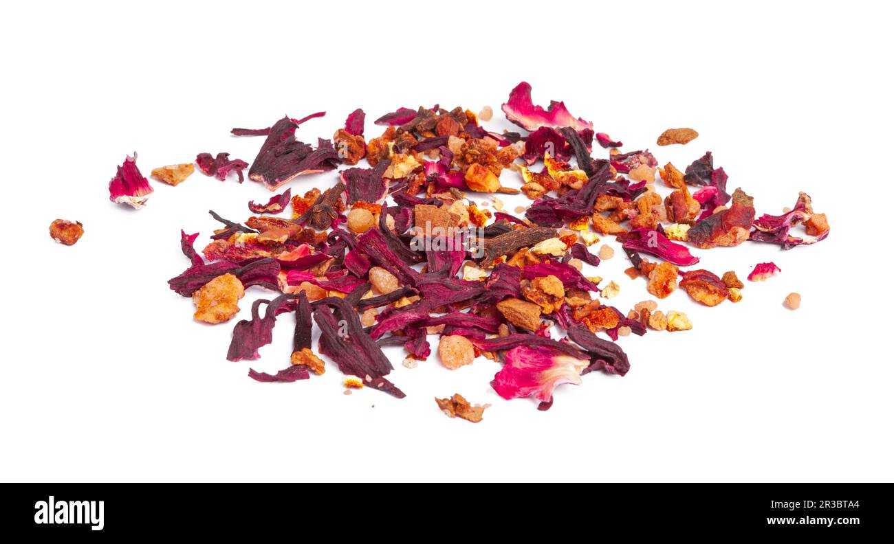 thé aux fruits confits et pétales de rose sur fond blanc Banque D'Images