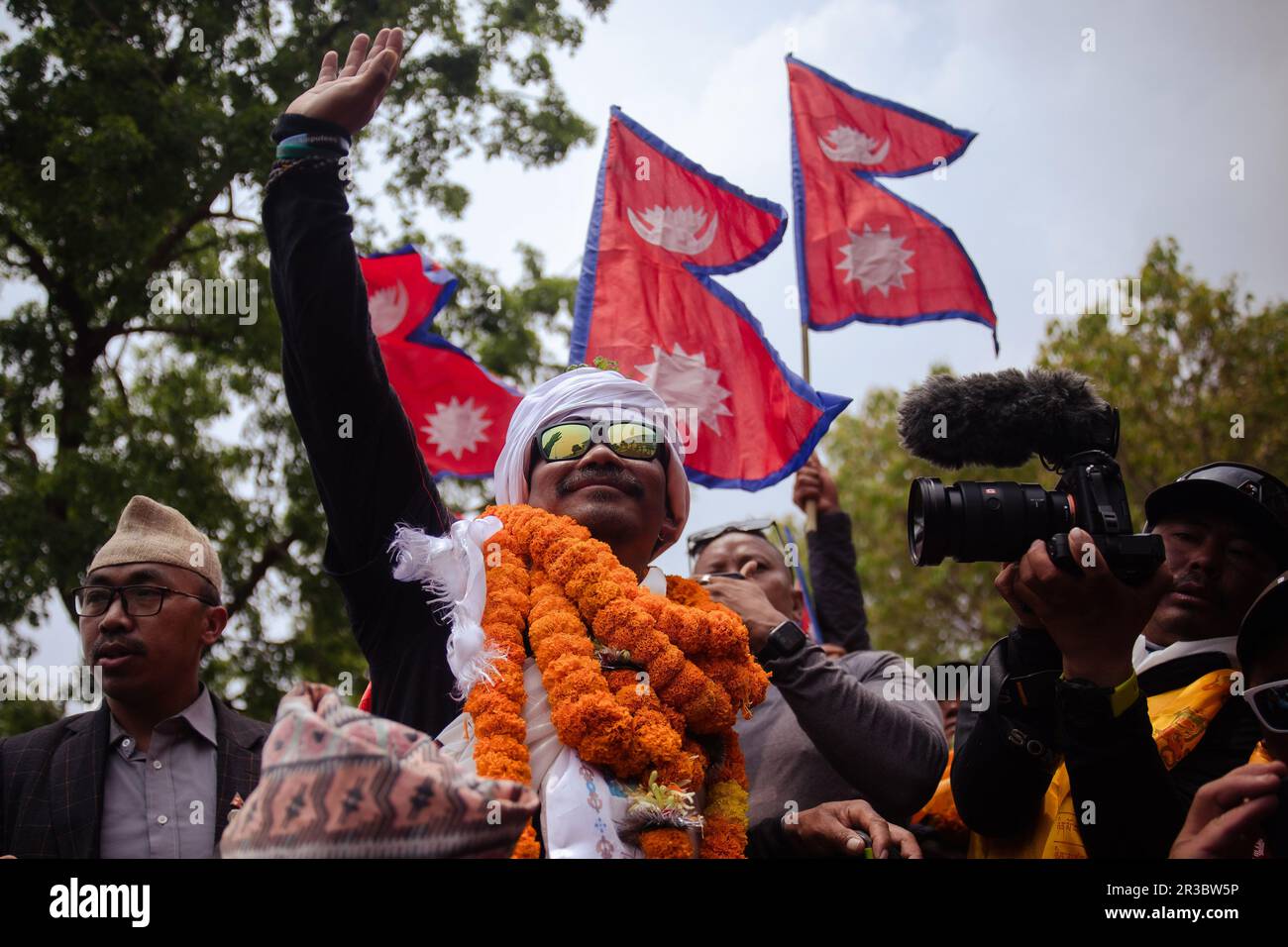 Katmandou, Népal. 23rd mai 2023. Une armée britannique Hari Budha Magar qui a perdu les jambes en servant en Afghanistan arrive après avoir été le premier amputé au-dessus du genou à conquérir le mont Everest à l'aéroport international Tribhuvan de Katmandou. Hari Budha Magar, qui vit à Canterbury, dans le Kent, a atteint vendredi le sommet de la plus haute montagne du monde à 3pm, après avoir commencé l'ascension le 17 avril - exactement 13 ans depuis qu'il a perdu les jambes après une explosion d'IED. (Photo de Prabin Ranabhat/SOPA Images/Sipa USA) crédit: SIPA USA/Alay Live News Banque D'Images