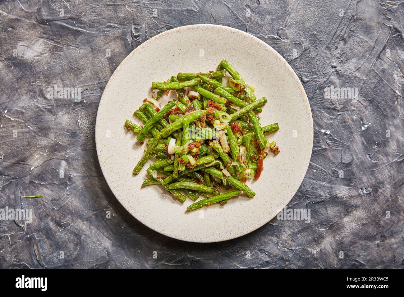 Faire frire les haricots avec les haricots verts frits Banque D'Images