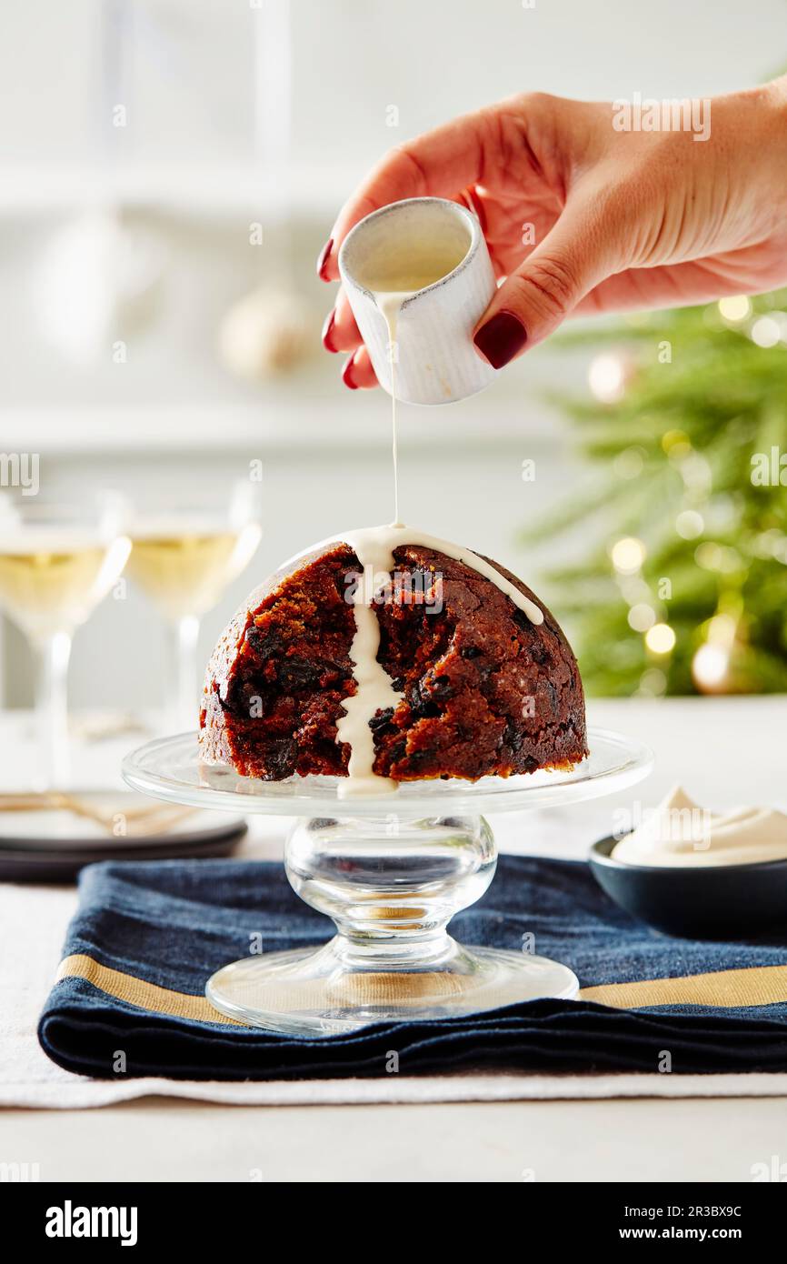 Pudding de Noël avec sauce à la vanille Banque D'Images