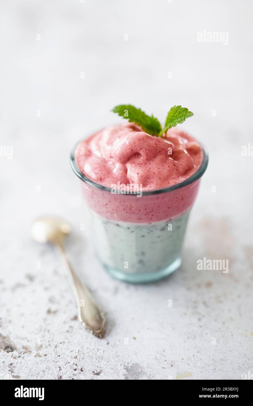 Pudding à la noix de coco et à l'hibiscus-banane, crème fraîche (végétalienne) Banque D'Images