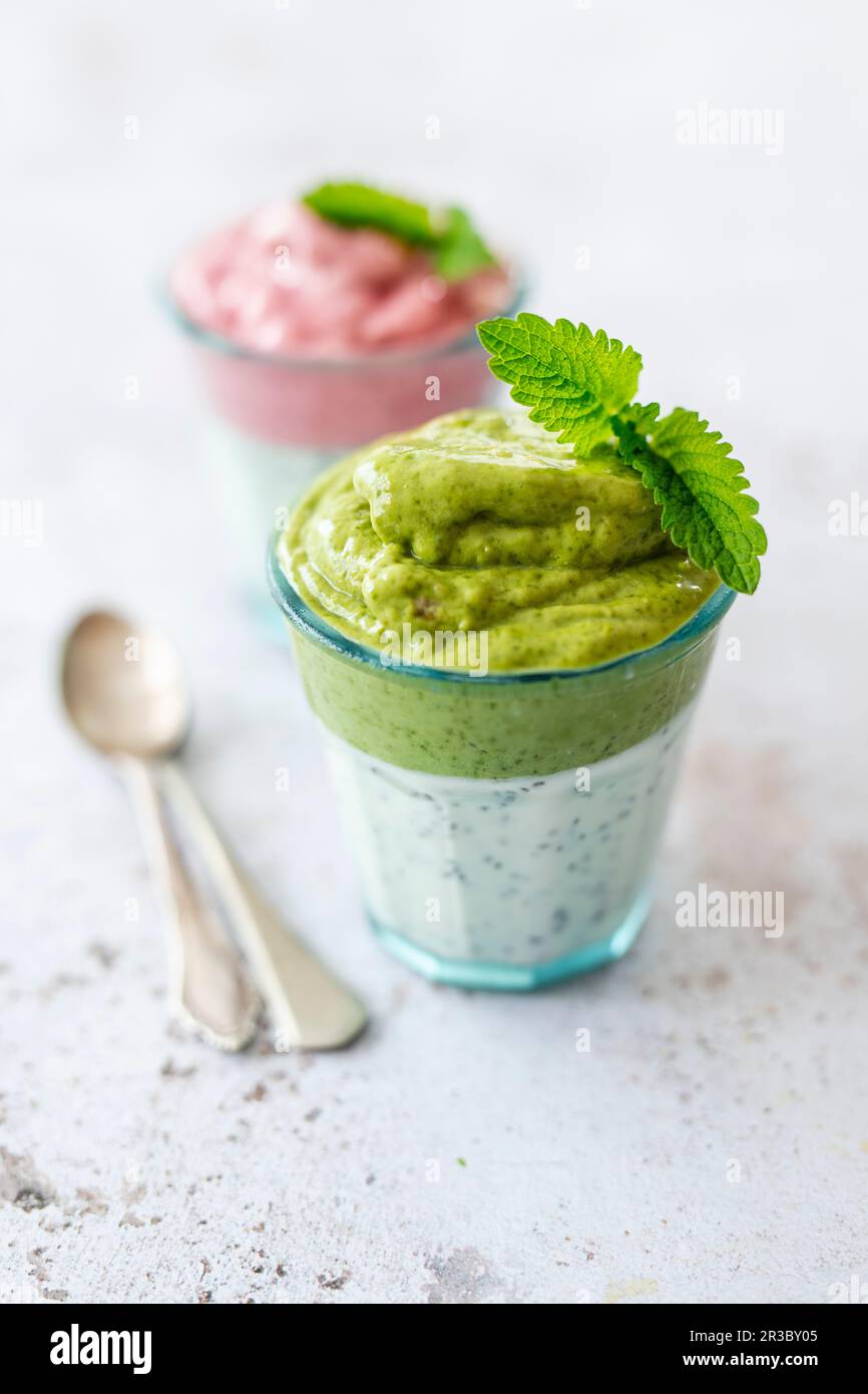Pudding au cococotier avec matcha et hibiscus belle crème (vegan) Banque D'Images