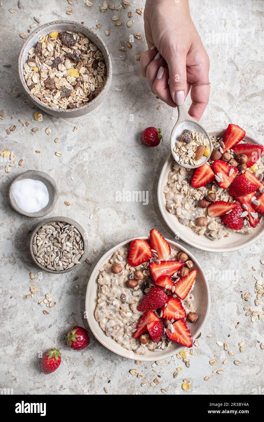 Porridge aux fraises et aux noisettes Banque D'Images