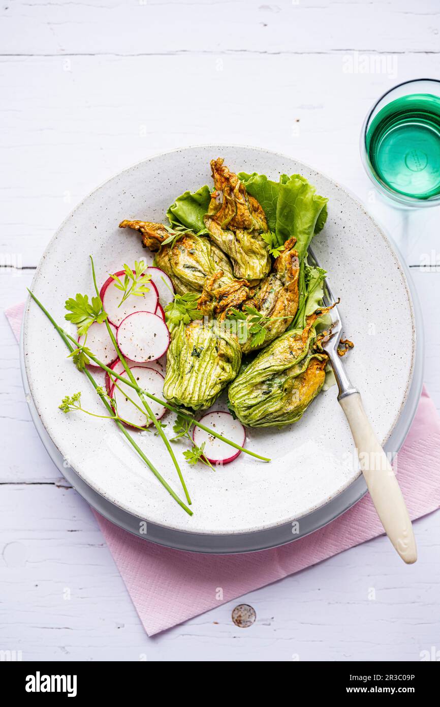 Fleurs de courgettes farcies avec salade de radis Banque D'Images