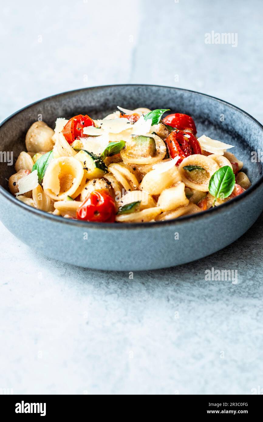 Pâtes d'été avec tomates et courgettes Banque D'Images