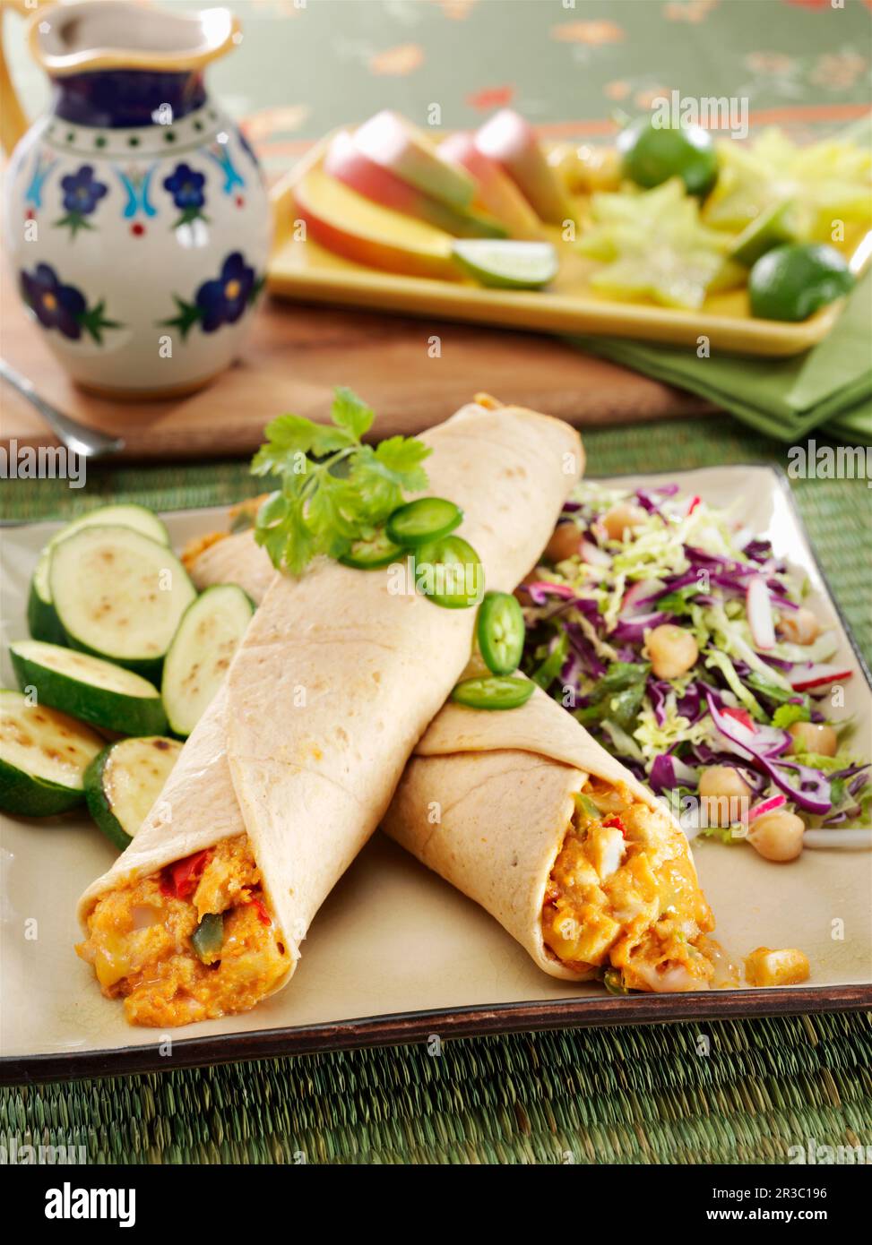 Enchiladas au poulet et au fromage avec courge zucchini sautés et chou-rave Banque D'Images