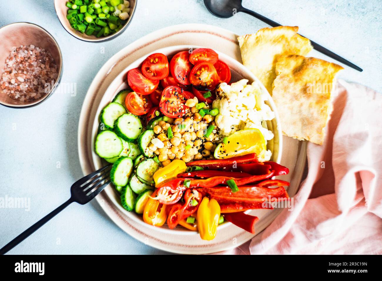 Bol à légumes avec légumes crus et biologiques et graines de sésame Banque D'Images