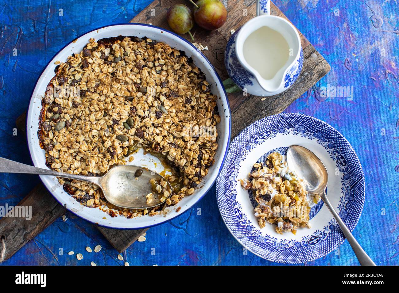 Cocotte de flocons d'avoine et de prune à la crème Banque D'Images