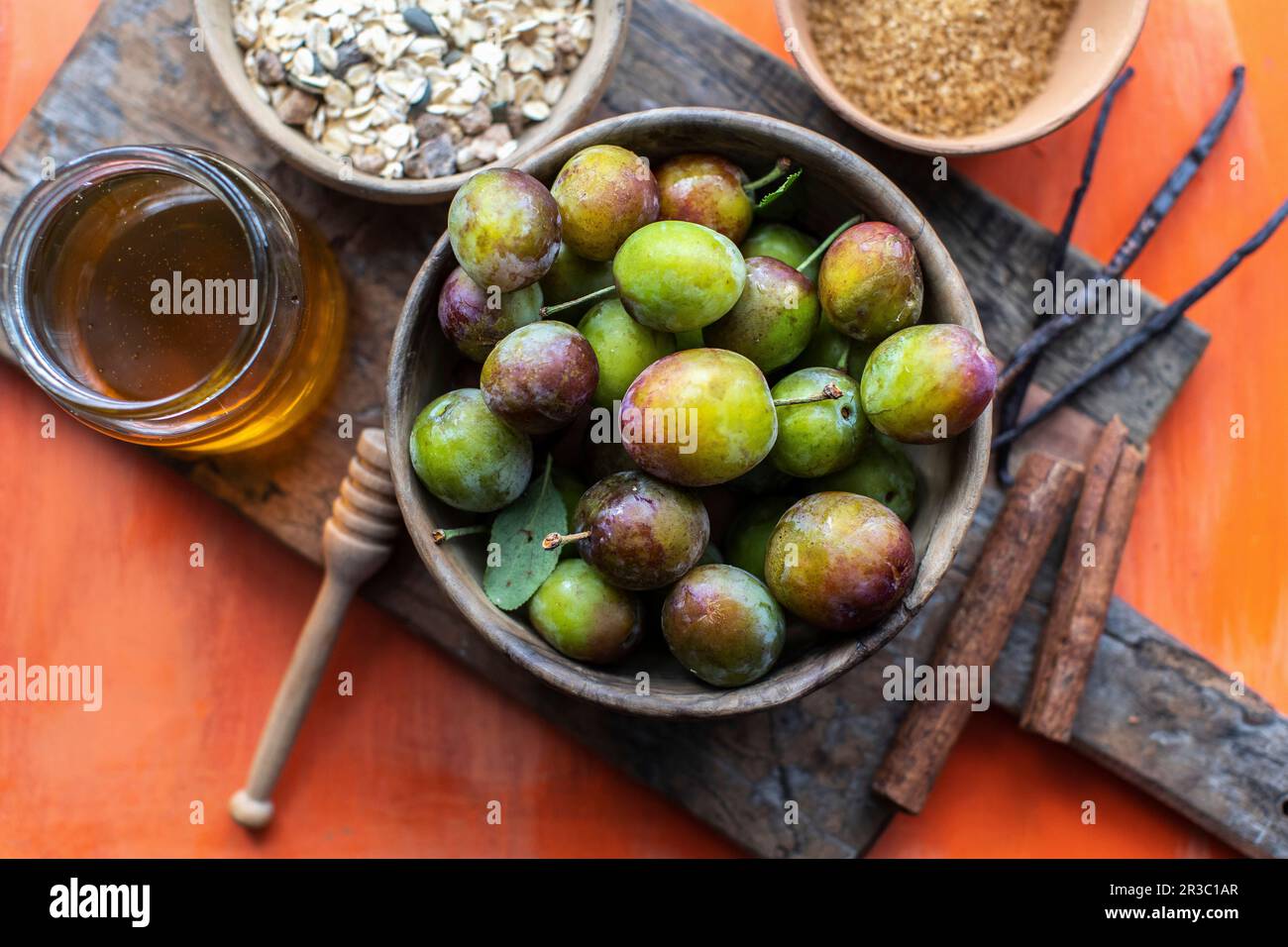 Prunes, flocons d'avoine, cassonade et miel comme ingrédients pour la crumble Banque D'Images