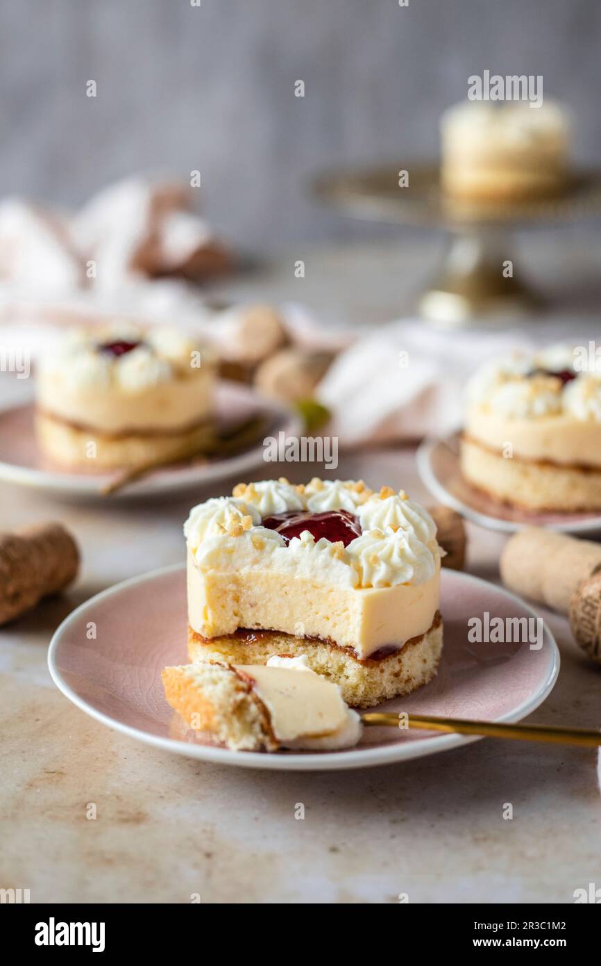 Tartelette au champagne avec sauce aux fraises et points de crème Banque D'Images