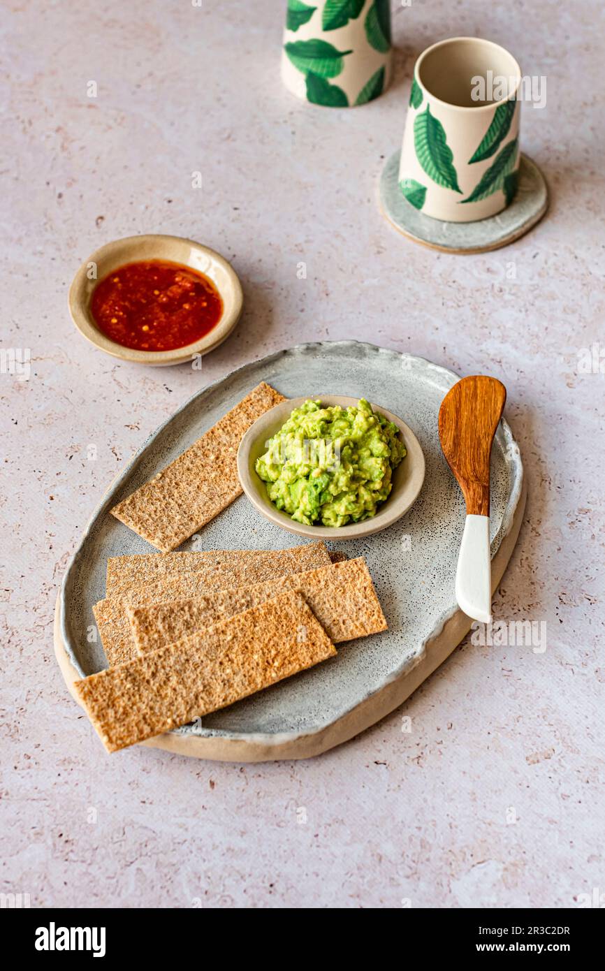 Craquelins avec sauce à l'avocat et confiture de piment doux Banque D'Images