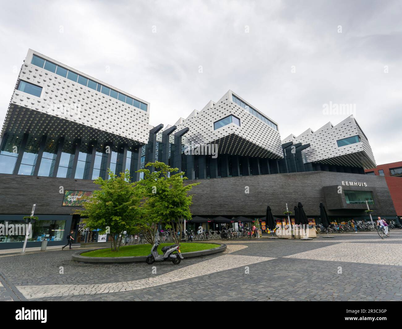 Culture House Eemhuis conçu par Michiel Riedijk et abritant une bibliothèque, des instituts d'enseignement, une école d'art et des espaces d'exposition dans la ville d'Amersfoort, pays-Bas, Europe. Banque D'Images