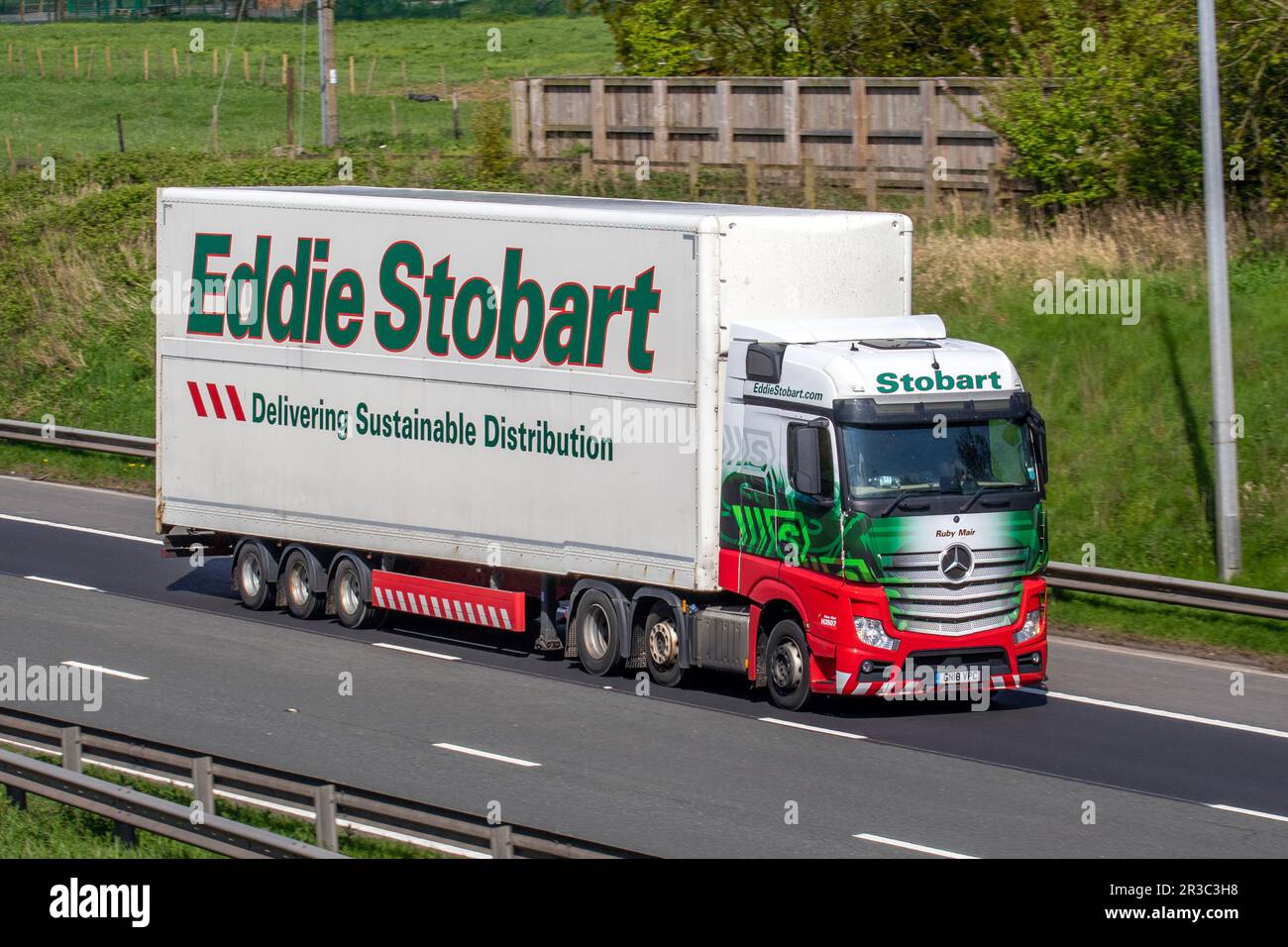 Ruby Mair, Eddie Stobart Scania, transport de marchandises lourdes et commerciales, transport, camion Mercedes Benz, transport, camion, Fret, véhicule, livraison, transport livraison de distribution durable, fret de l'industrie commerciale sur l'autoroute M6 Royaume-Uni Banque D'Images