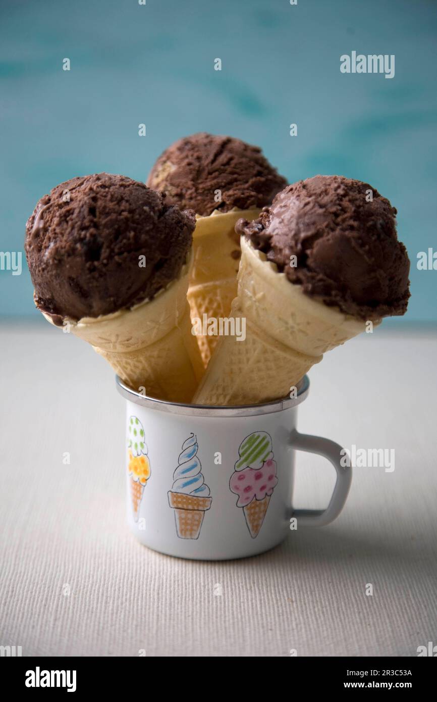 Glace au chocolat en cônes Banque D'Images