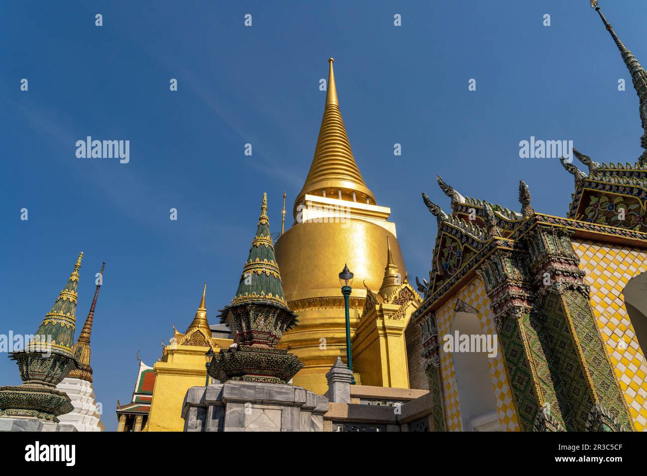 Goldener Phra Sri Rattana Chedi im Wat Phra Kaeo, der buddhistische Tempel des Königs, Großer Palast Bangkok, Thaïlande, Asie | Golden Phra Sri Rat Banque D'Images