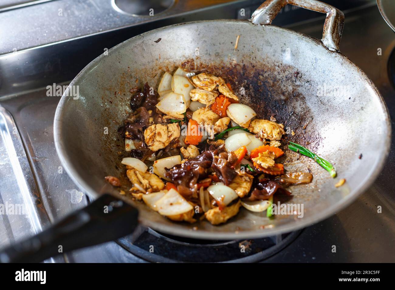 Plat de poulet thaïlandais avec oignons du wok Banque D'Images