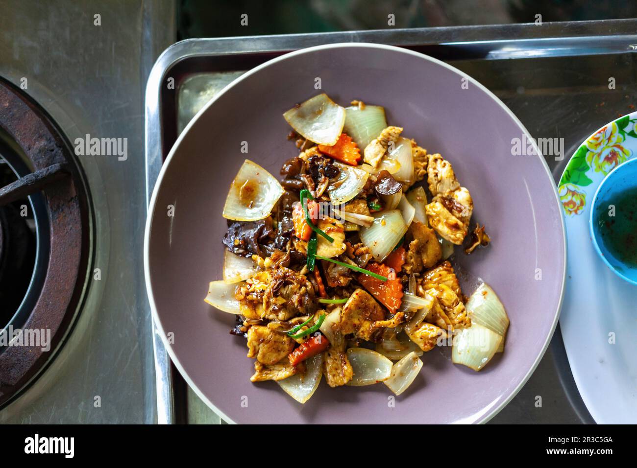 Plat de poulet thaïlandais avec oignons du wok Banque D'Images