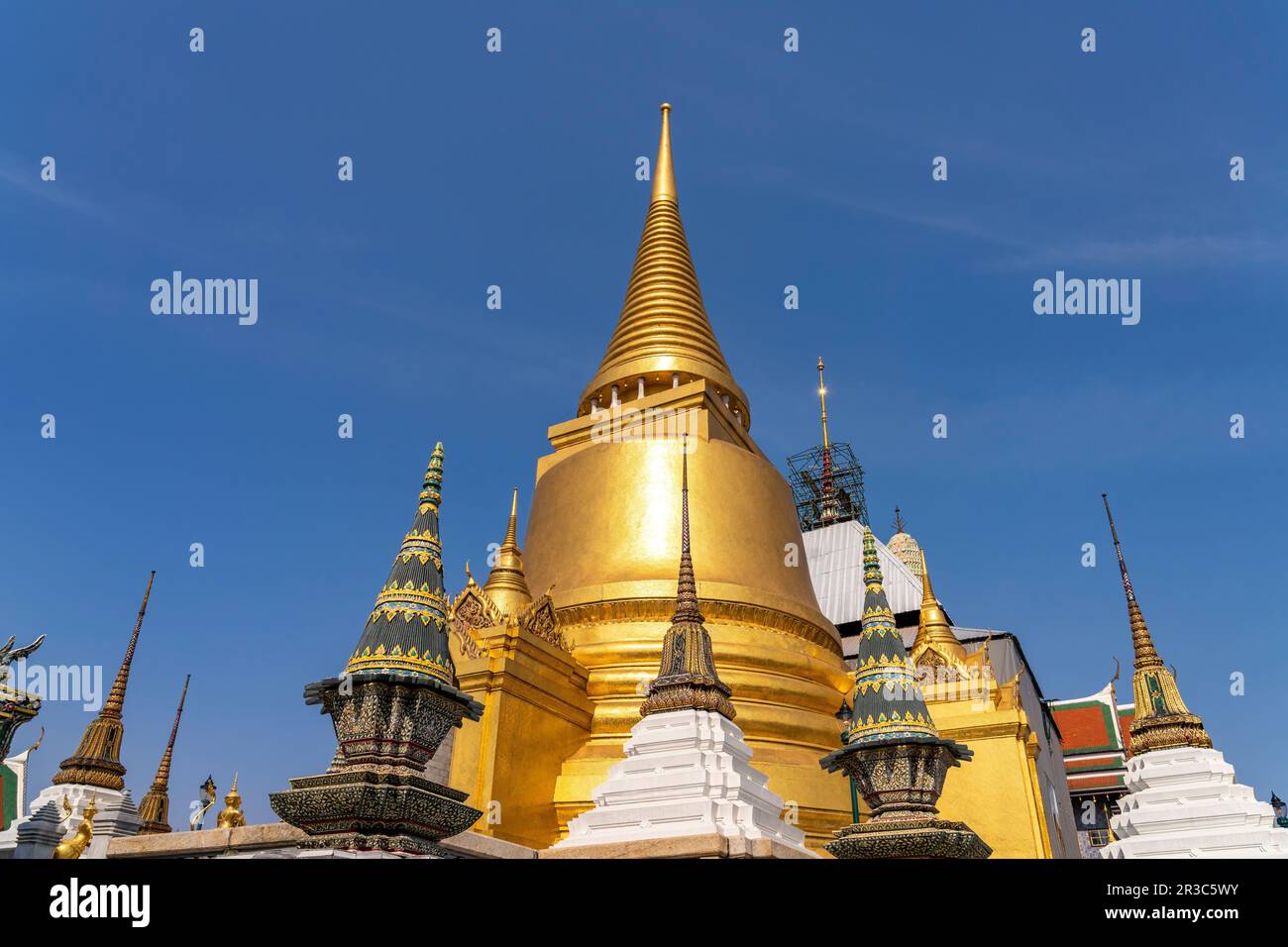 Goldener Phra Sri Rattana Chedi im Wat Phra Kaeo, der buddhistische Tempel des Königs, Großer Palast Bangkok, Thaïlande, Asie | Golden Phra Sri Rat Banque D'Images