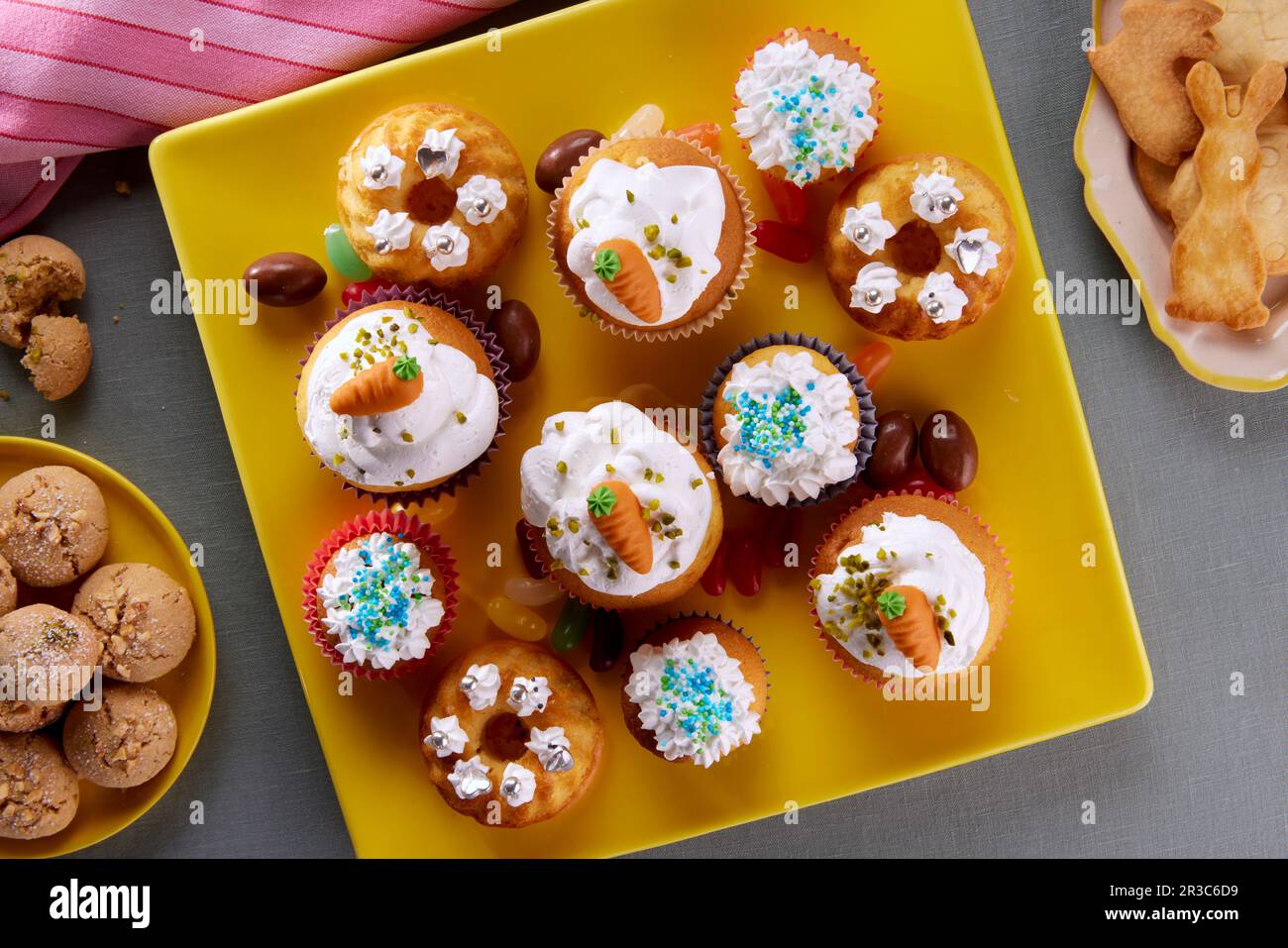Petits gâteaux avec décorations pour Pâques Banque D'Images