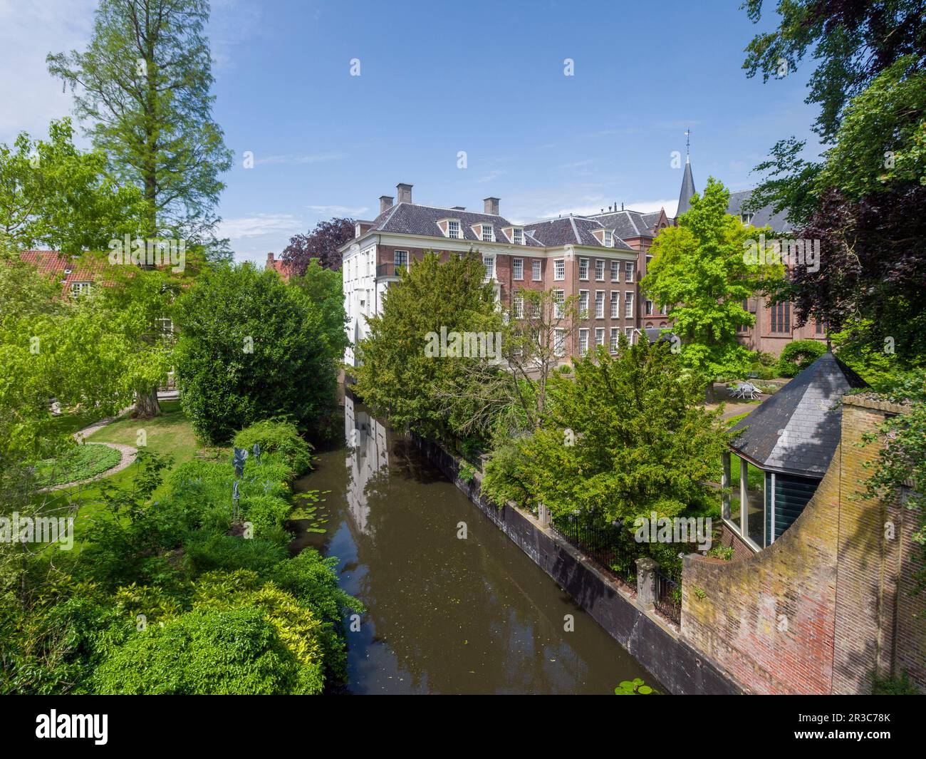 La rivière EEM dans la ville néerlandaise d'Amersfoort de Monnikendam, la porte d'eau est dans le mur de la ville, pays-Bas, Europe. Banque D'Images