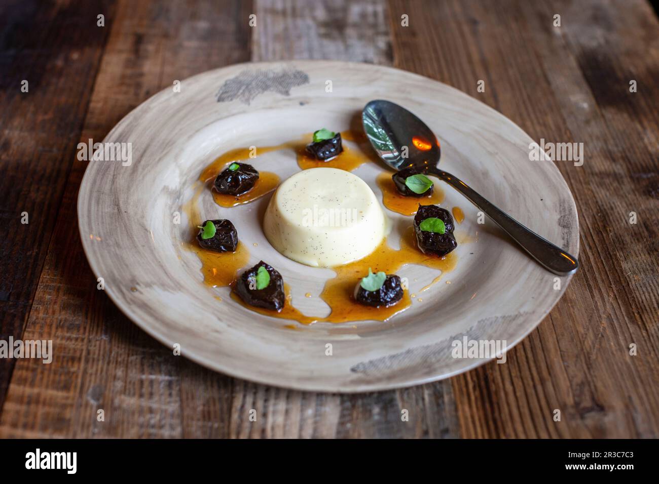 Panna cotta aux prunes séchées et au basilic Banque D'Images