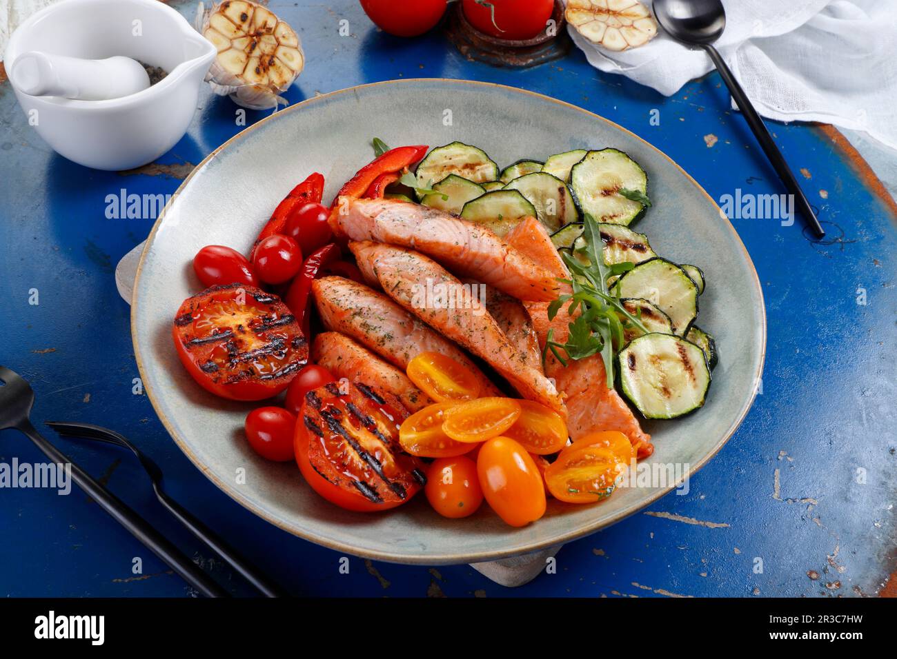 Morceaux de saumon cuits servis avec des légumes grillés Banque D'Images