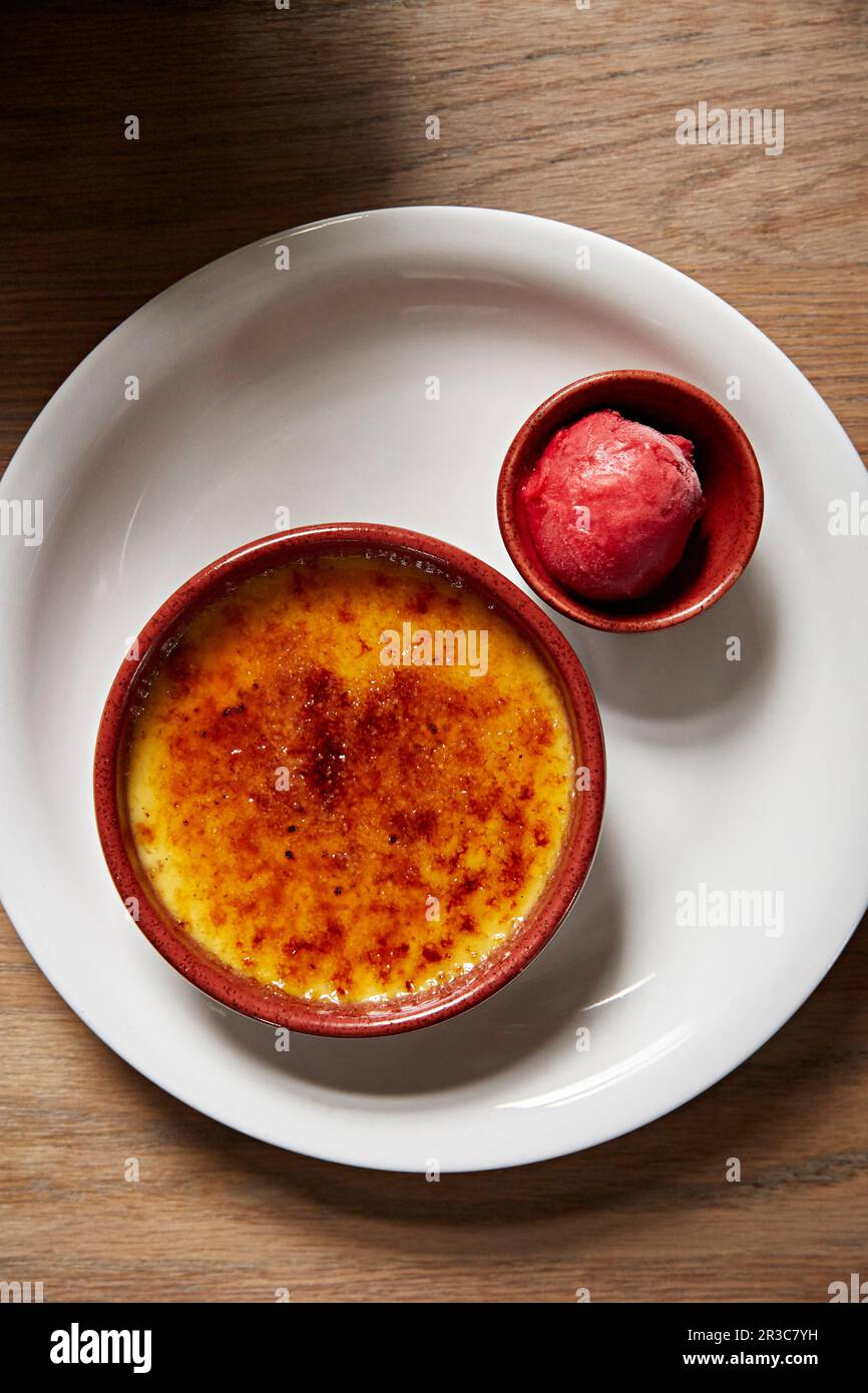 Crème Brûlée avec un sorbet fraise Banque D'Images