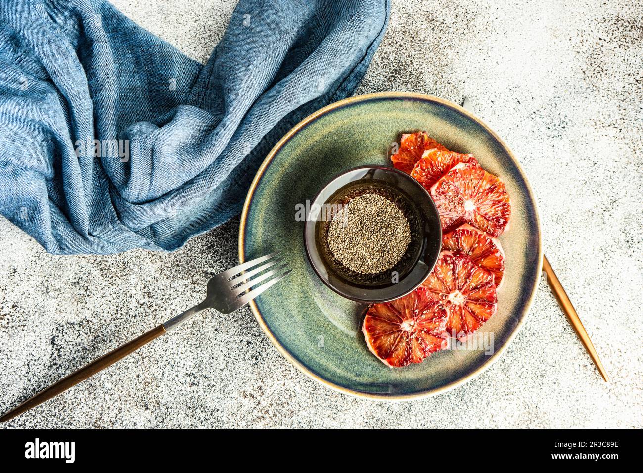 Tranches de fruits rouges ou oranges siciliennes sur l'assiette comme un concept alimentaire sain Banque D'Images
