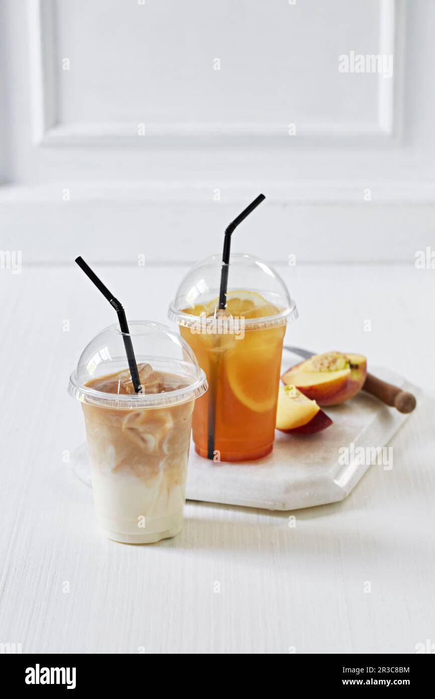 Thé glacé et café glacé dans des tasses à emporter Banque D'Images