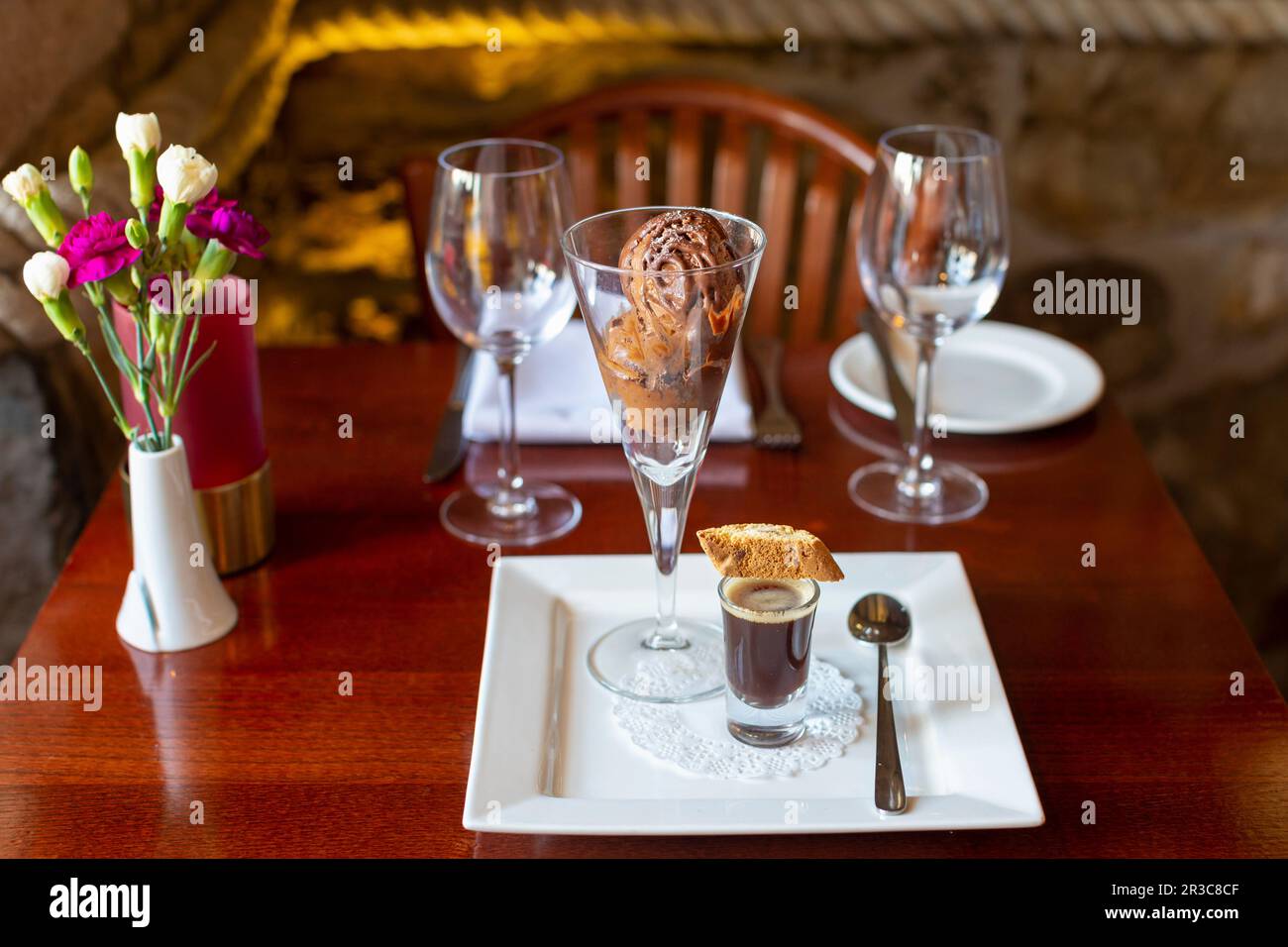 Liqueur de café avec biscotti et sundae au chocolat avec caramel Banque D'Images
