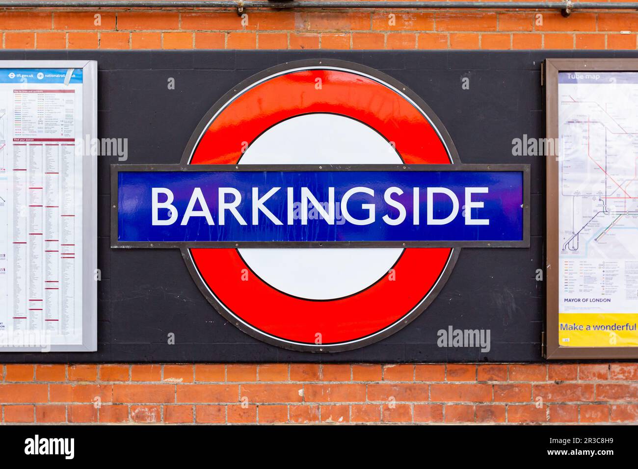 Barkingside Station Roundel Banque D'Images