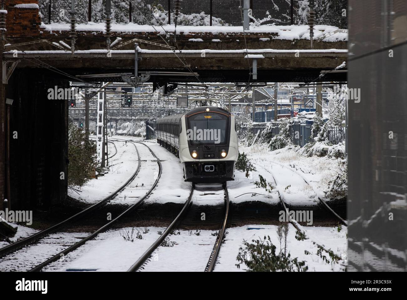 Manor Park Elizabeth Line station dans la neige. Banque D'Images