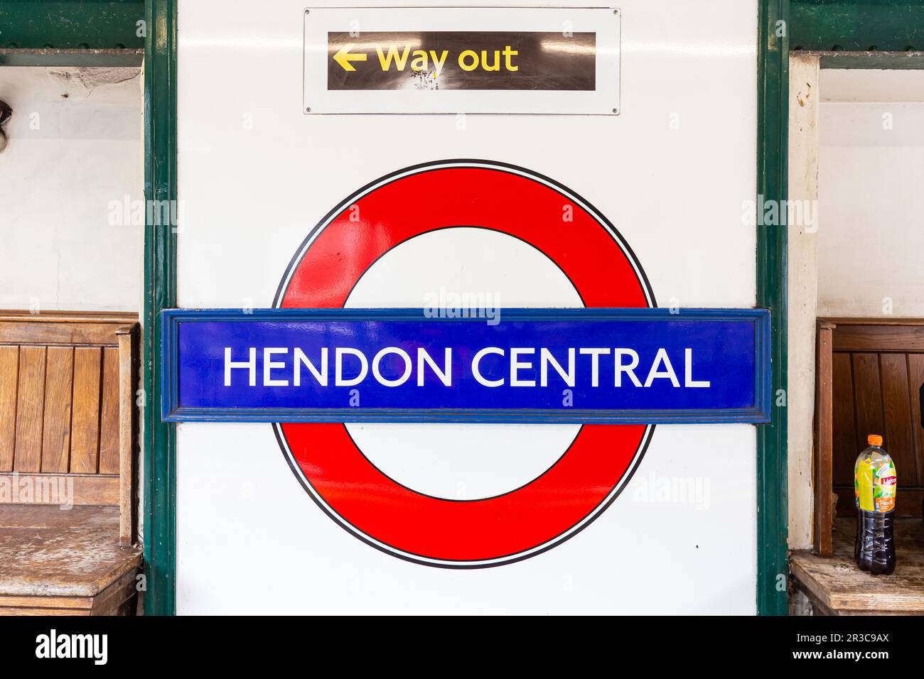 Hendon Central Roundel Banque D'Images