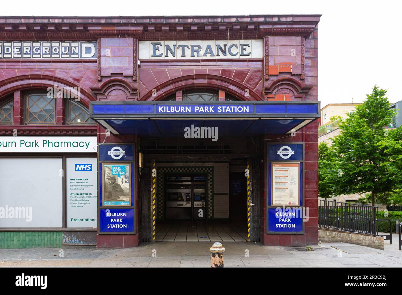 Entrée de la gare de Kilburn Park Banque D'Images