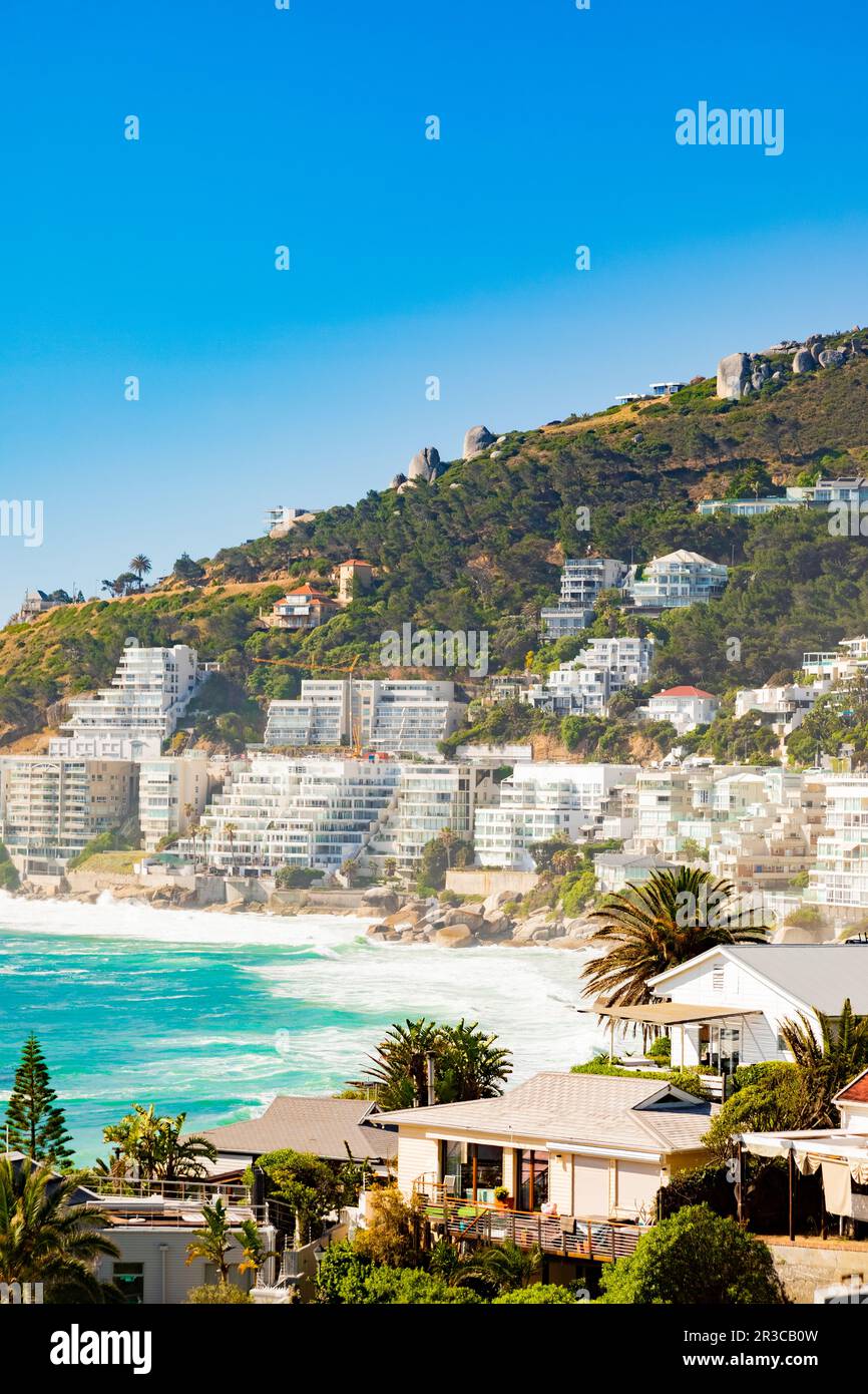 Vue sur Clifton Beach et les appartements du Cap en Afrique du Sud Banque D'Images