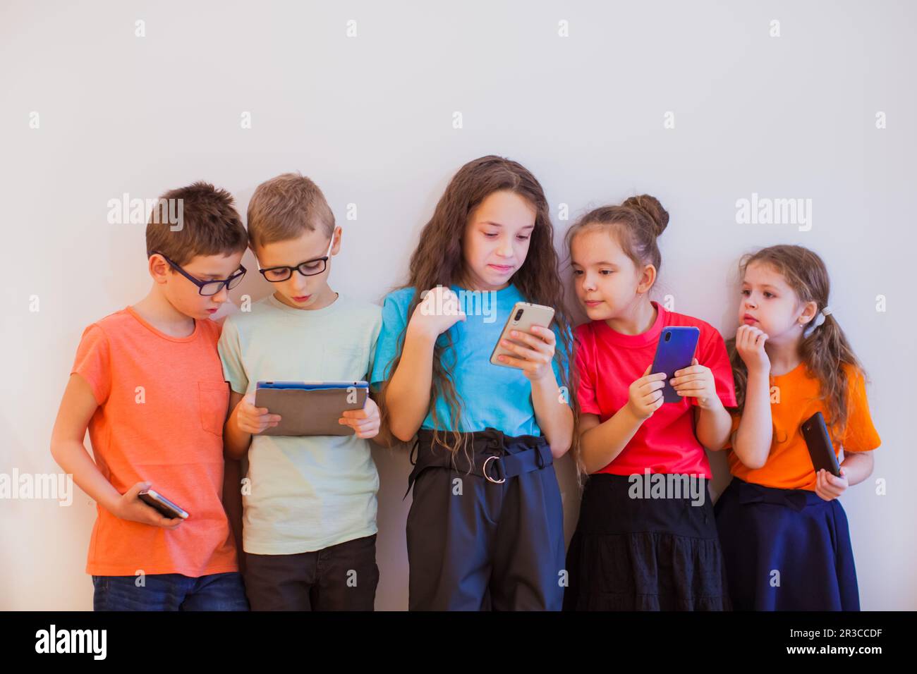 Passer des vacances scolaires non pas jouer mais avec des gadgets Banque D'Images