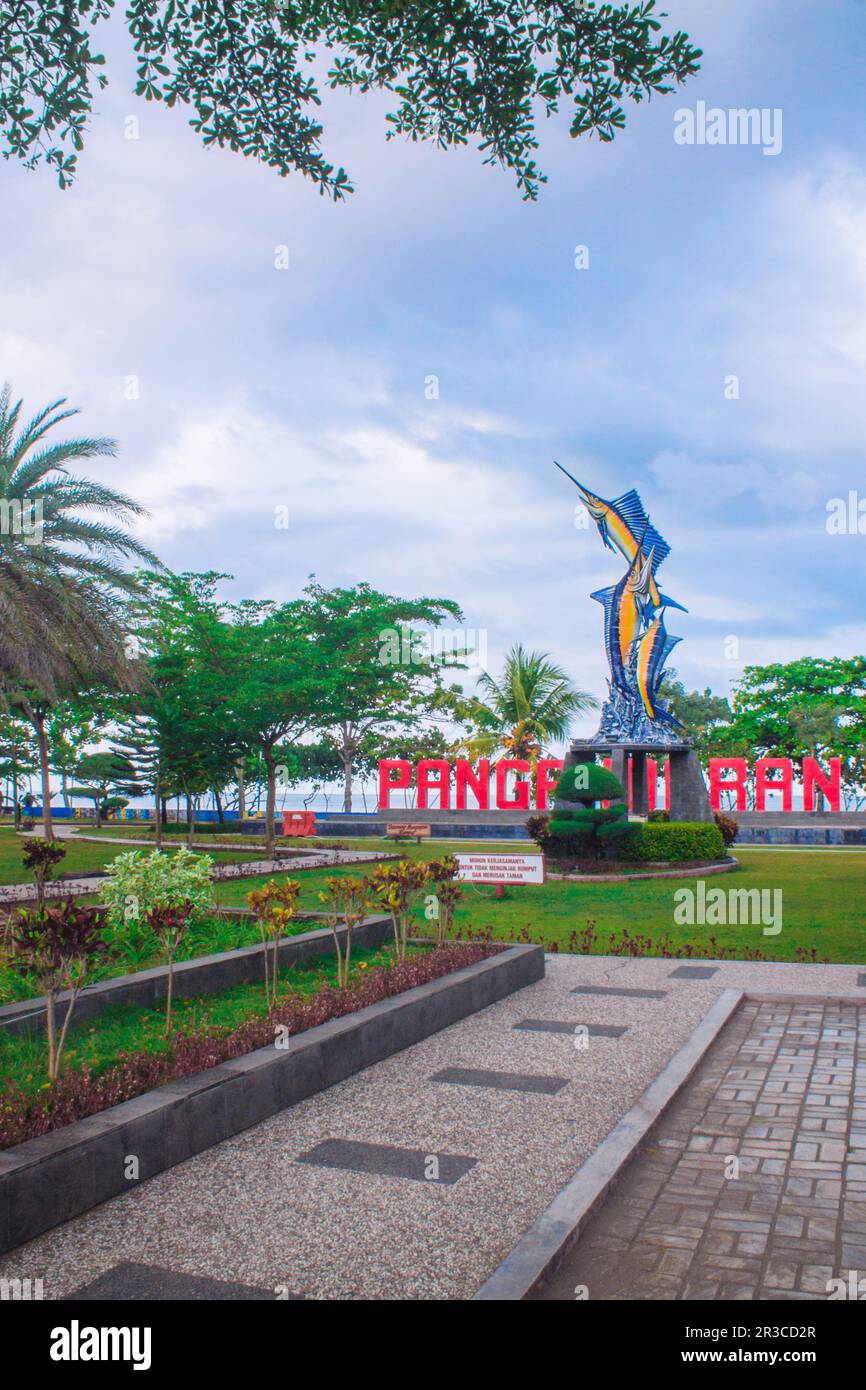 13 octobre 2021, Pangandaran, West Java, Indonésie - Marlin Fish Monument Park sur la plage de Pangandaran, un endroit pour les touristes à attendre le coucher du soleil Banque D'Images