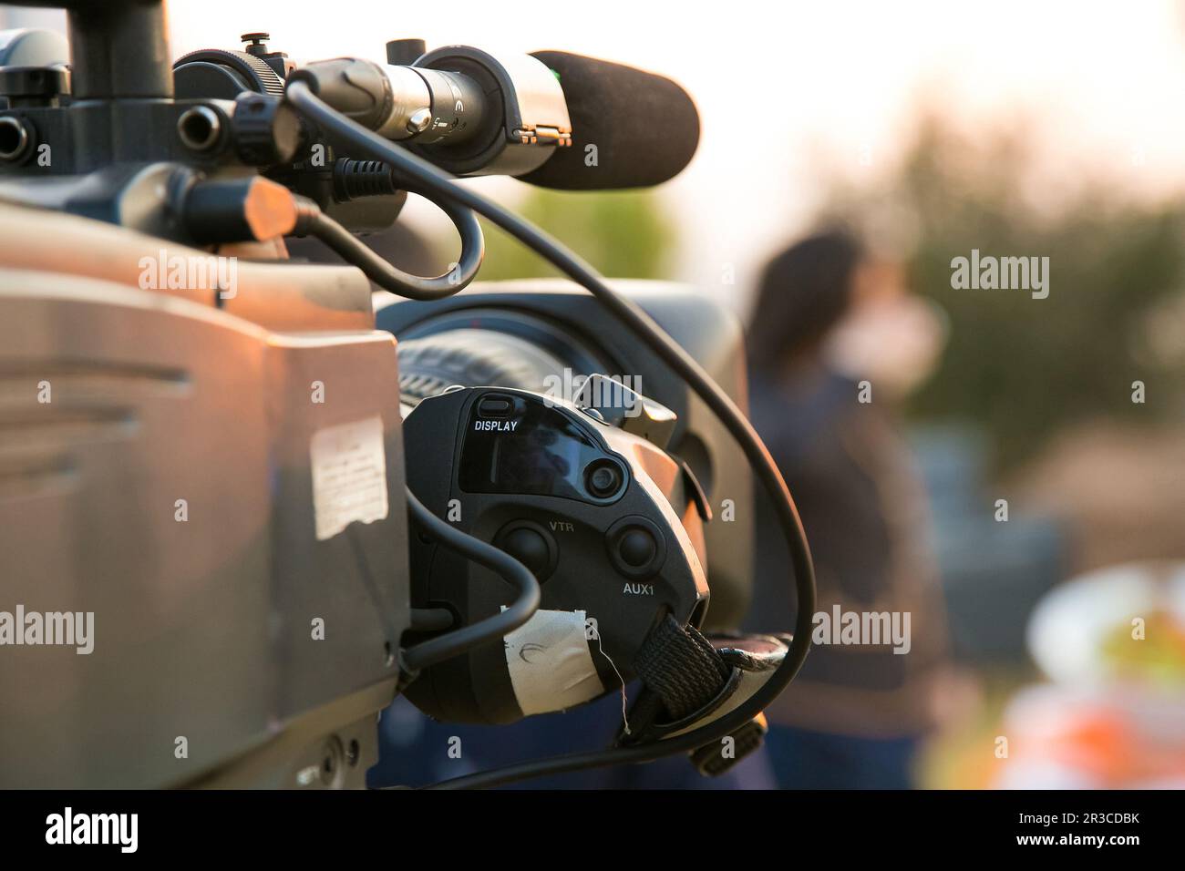 Caméra TV et présentateur sur une émission d'actualités en direct sur place Banque D'Images