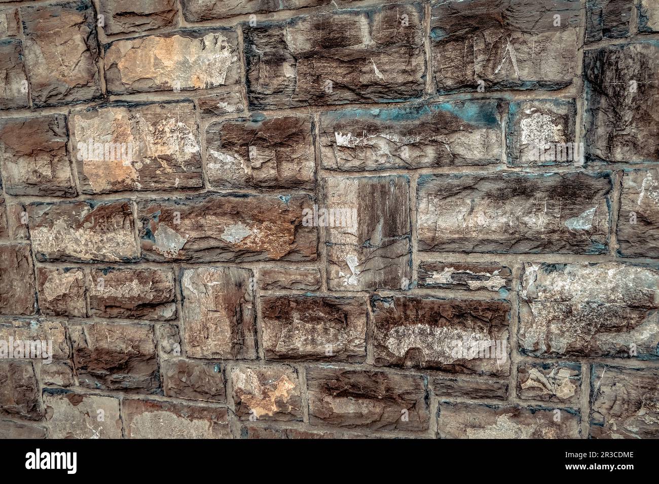 Un mur de briques construit avec des briques solides et emboîtées, formant une structure intemporelle qui ajoute force, caractère, et charme à n'importe quel espace. Banque D'Images