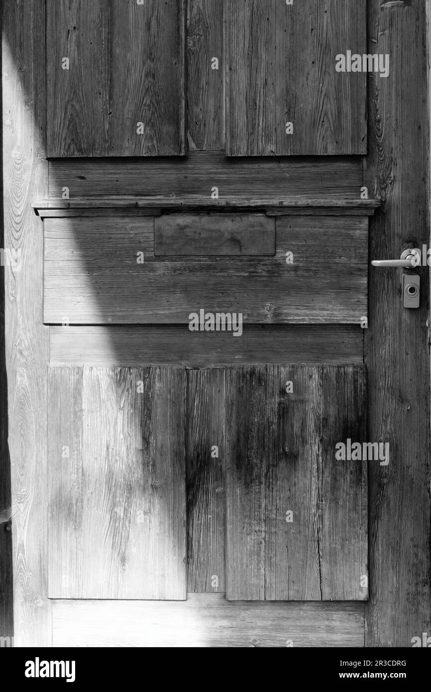 Une porte ancienne aux sculptures complexes et à la patine, évoquant un sens de l'histoire et ajoutant une touche d'élégance à tout espace. Banque D'Images