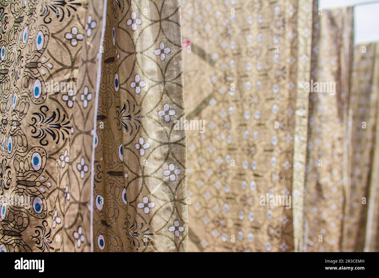 Le tissu Batik est séché au soleil pour sécher à l'extérieur Banque D'Images