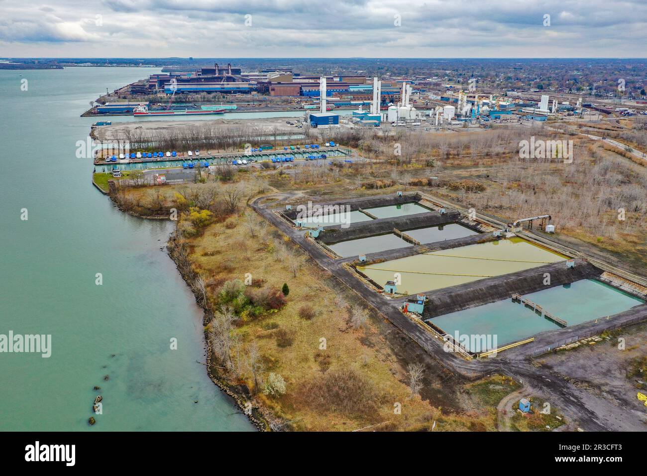 Bassins de stockage des eaux usées le long de la rivière Detroit, Michigan, États-Unis Banque D'Images