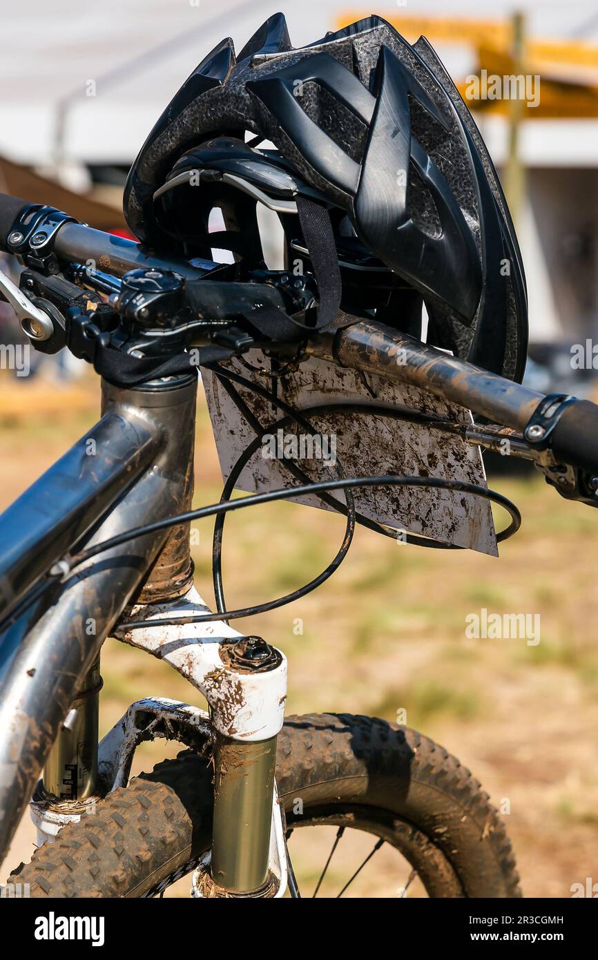 Vélo de montagne et casque boueux et sales Banque D'Images