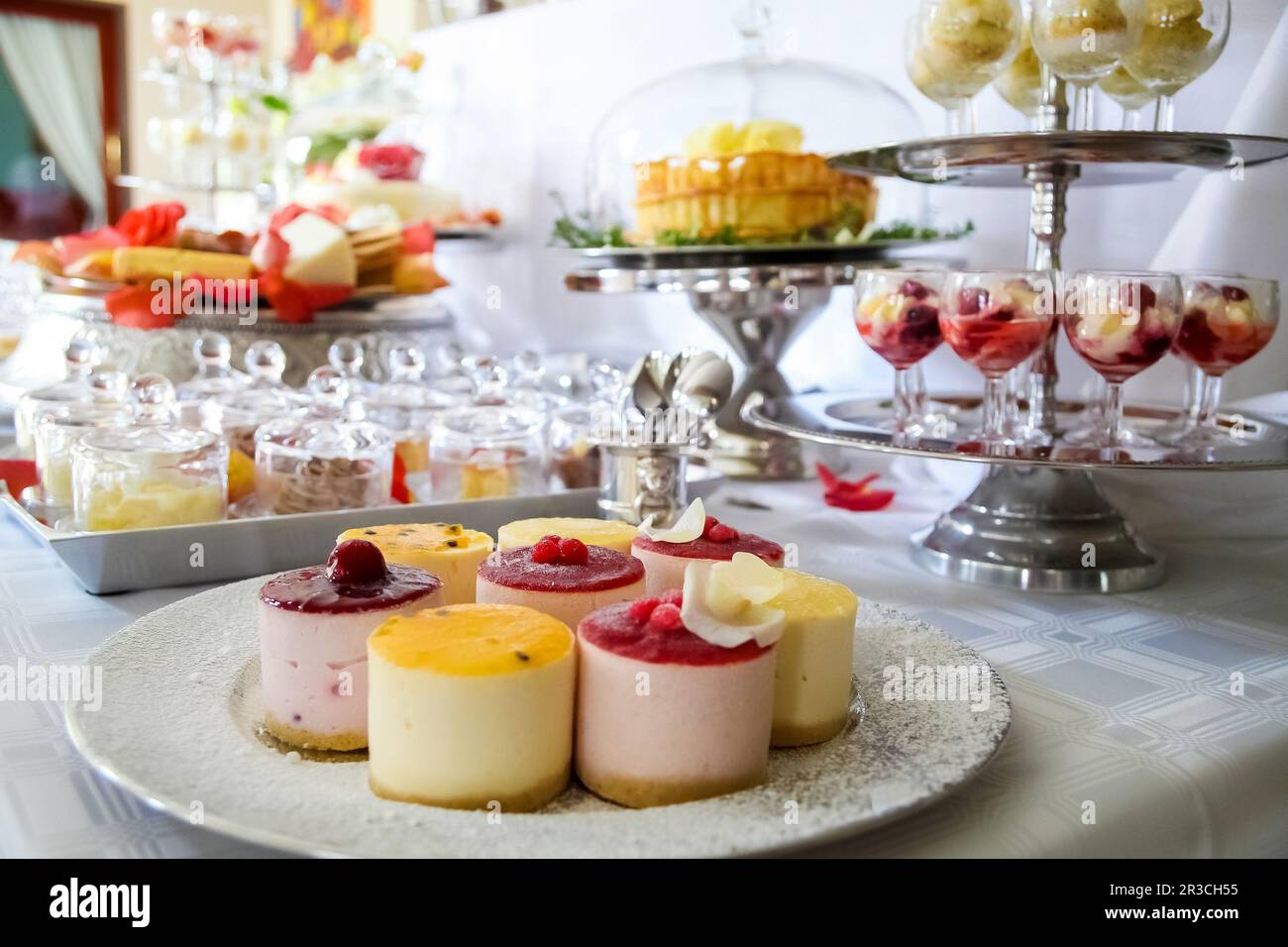 Desserts à base de pudding doux aromatisés aux fruits sur une table Banque D'Images