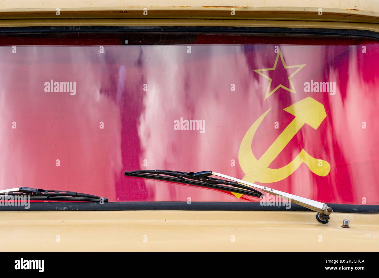 Voiture d'europe de l'est avec drapeau soviétique sur le pare-brise Banque D'Images