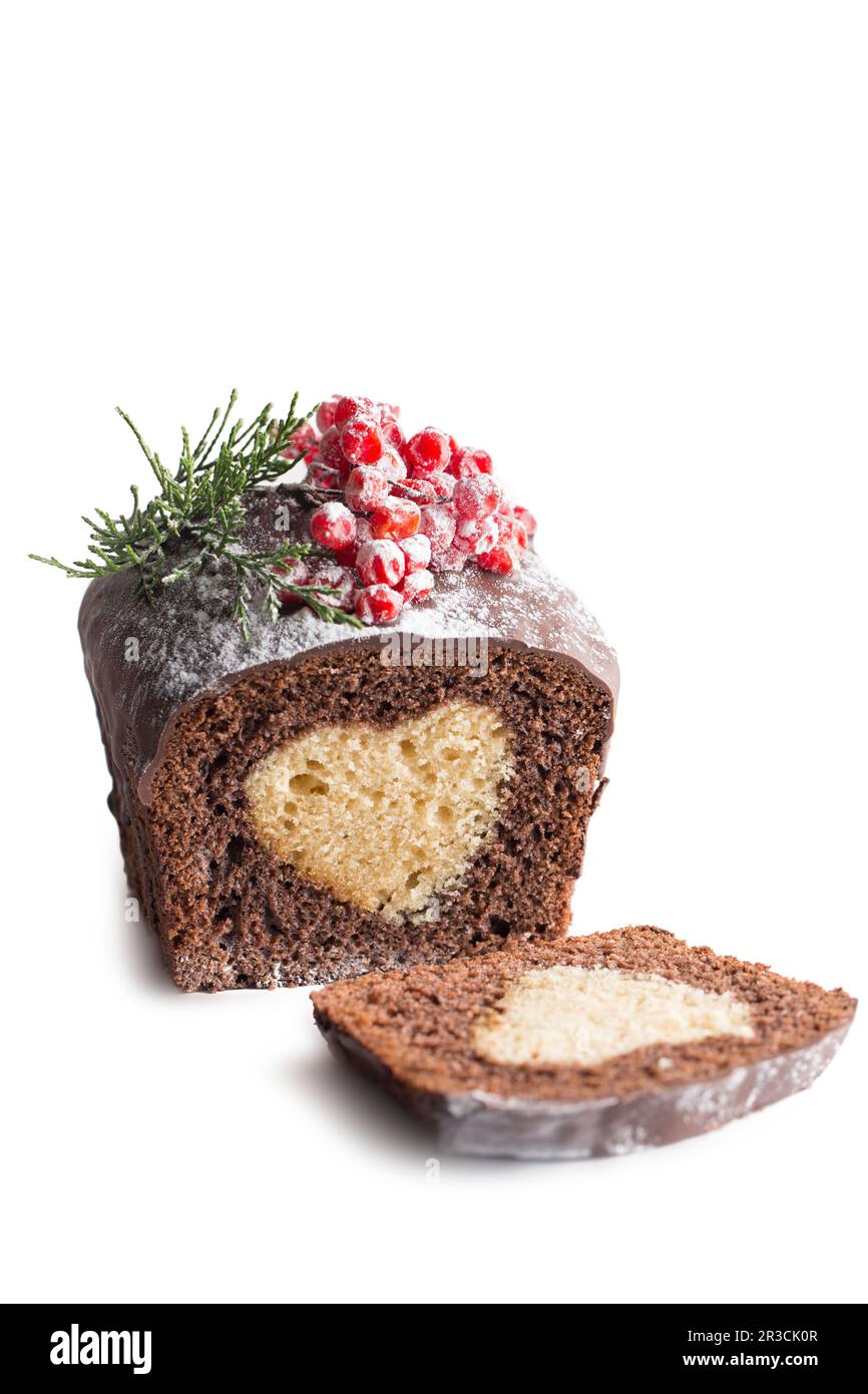 Gâteau de Noël. Gâteau au chocolat coupé sur fond blanc Banque D'Images