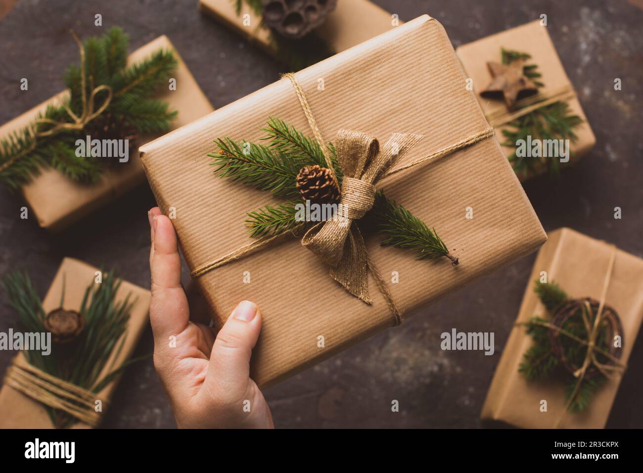 Gros plan cadeau d'emballage dans la main féminine Banque D'Images