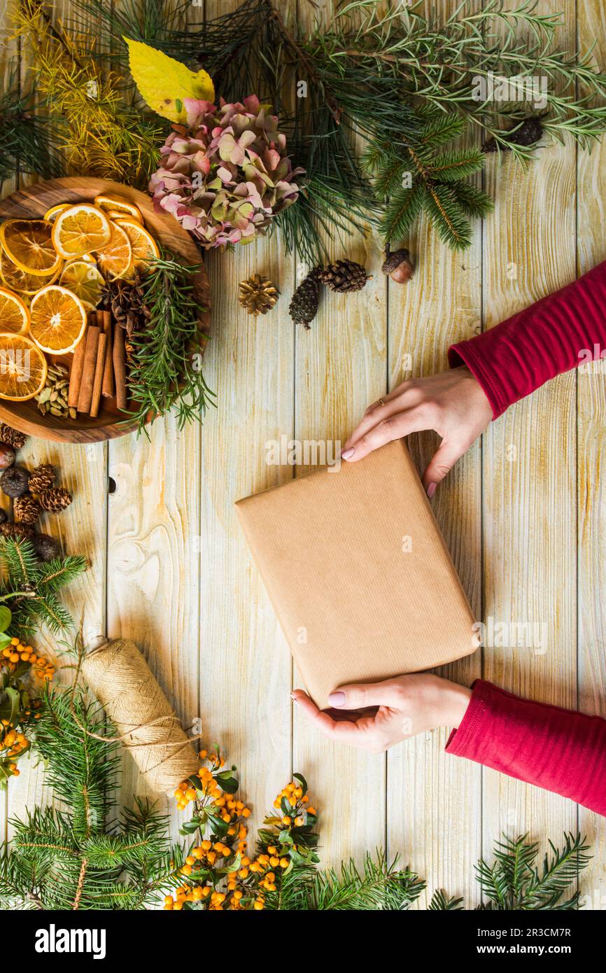 Master class sur la fabrication de cadeaux écologiques pour Noël Banque D'Images