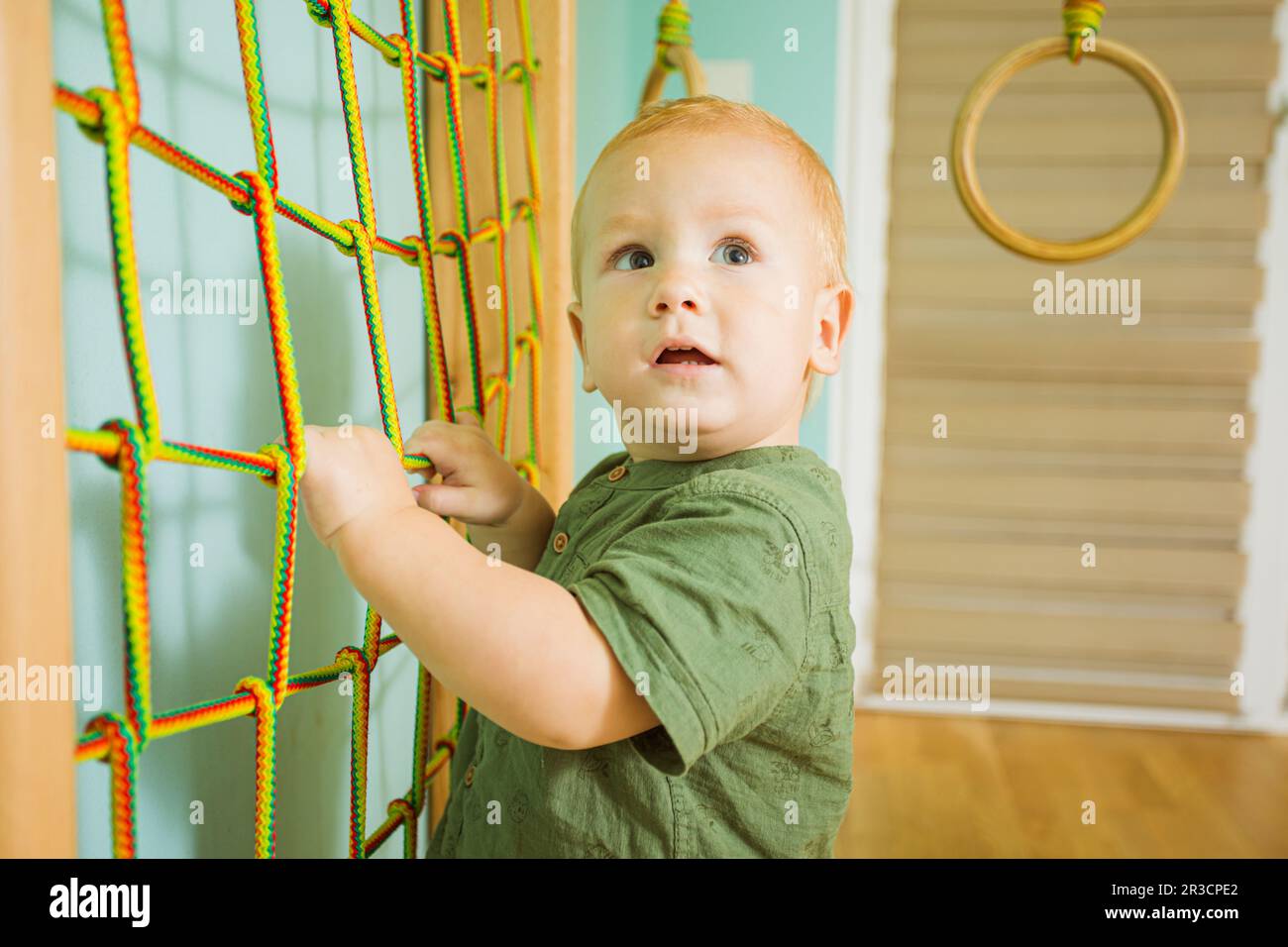 Élever un enfant fort et en bonne santé dans une activité physique constante Banque D'Images